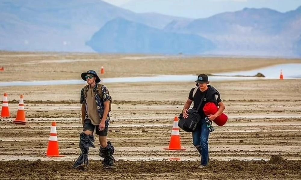 Burning Man: Χιλιάδες επισκέπτες παγιδευμένοι στην έρημο της Νεβάδα